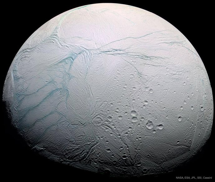 Archivo - Arquivo - Enceladus, com suas "listras de tigre" desenhadas em azul falso.