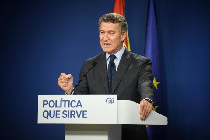 Archivo - Arquivo - O presidente do Partido Popular, Alberto Núñez Feijóo, durante uma coletiva de imprensa na sede do PP em Gênova, em 12 de junho de 2025, em Madri (Espanha). Durante sua participação, Feijóo pediu a Sánchez que renunciasse e convocasse 