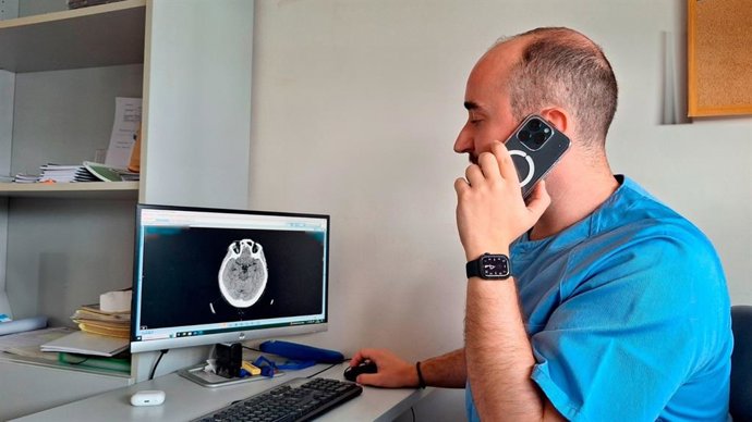 Médico realizando una teleconsulta.