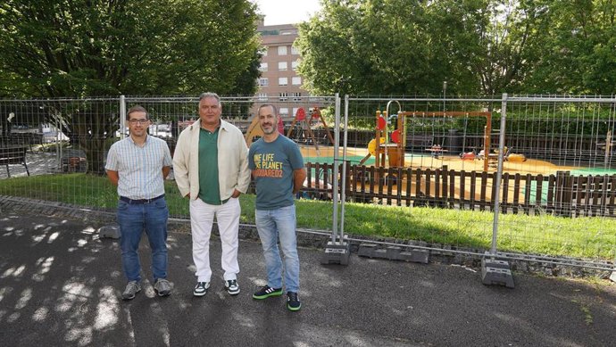 El alcalde de Siero, Ángel García, y el concejal de Caminos en el Medio Rural, Alumbrado Público y Zonas Verdes, Alejandro Villa, visitan un parque de Siero.