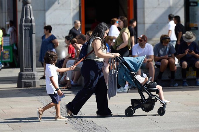Una mujer con un carrito de bebé, a 15 de julio de 2025, en Madrid (España).