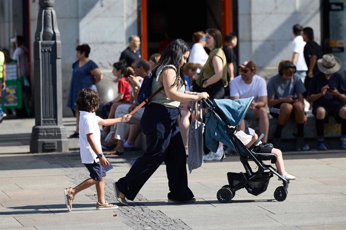 Una mujer con un carrito de bebé, a 15 de julio de 2025, en Madrid (España). Los nacimientos en España han descendido un 38% desde 2008, convirtiéndose en la tercera mayor caída de la Unión Europea solo detrás de Letonia (41%) y Grecia (40%). Los datos ha