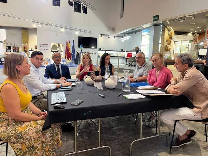 Reunión del Consejo Asesor Regional de Artesanía, presidido por la consejera de Empresa, Empleo y Economía Social, Marisa López Aragón