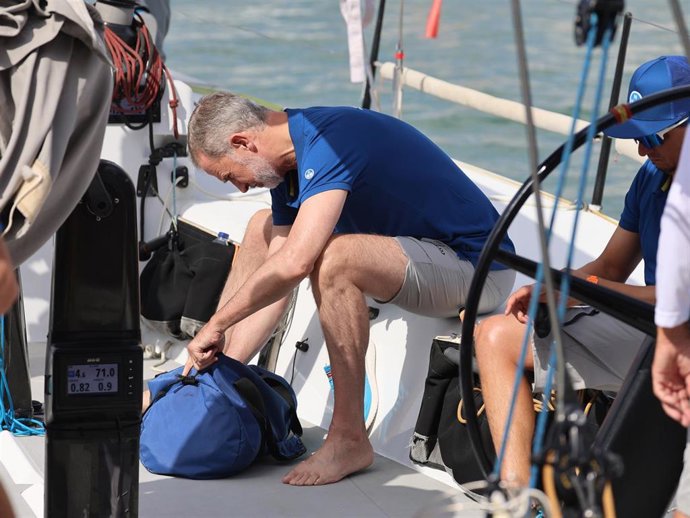 Felipe VI, descalzo y como uno más, al timón del Aifos en el estreno de la Copa del Rey de vela