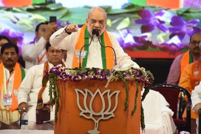 Archivo - June 1, 2025, Kolkata, West Bengal, India: Union Home Minister Amit Shah addressing BJP members at Netaji Indoor Stadium in Kolkata.