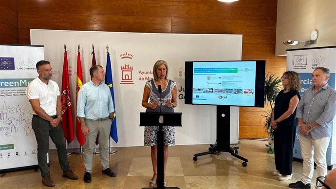 La edil de Murcia, Mercedes Bernabé, acompañada por los presidentes de las juntas municipales de Santiago el Mayor, Pilar Balsalobre; el Infante, Antonio Ruiz; y Barriomar, Juan José García