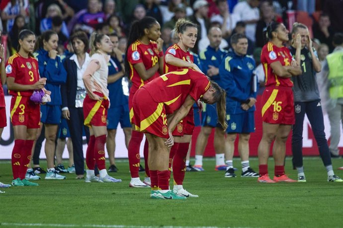 Ona Batlle of Spain supports to Patri Guijarro during the UEFA Women's EURO 2025 Final match played between England and Spain at St. Jakob-Park on July 27, 2025 in Basel, Switzerland.