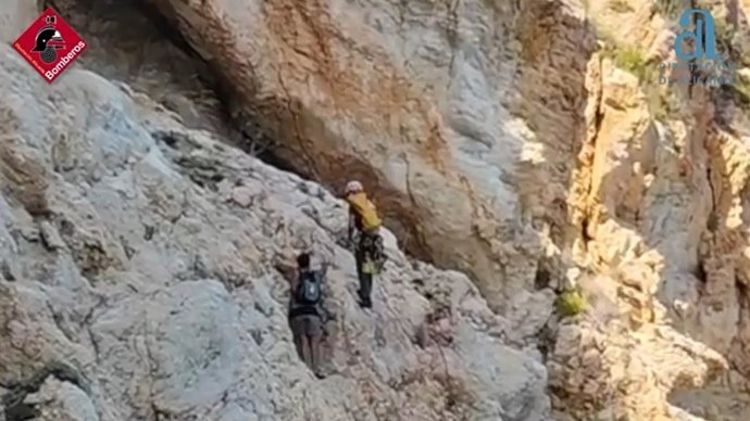 Bomberos rescatan a un hombre tras quedar enriscado en un peñasco en la cala Moraig de Benitatxell