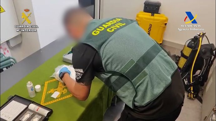 Guardia Civil inspeccionando la droga que un buzo intentaba extraer de un buque en el Puerto de Las Palmas