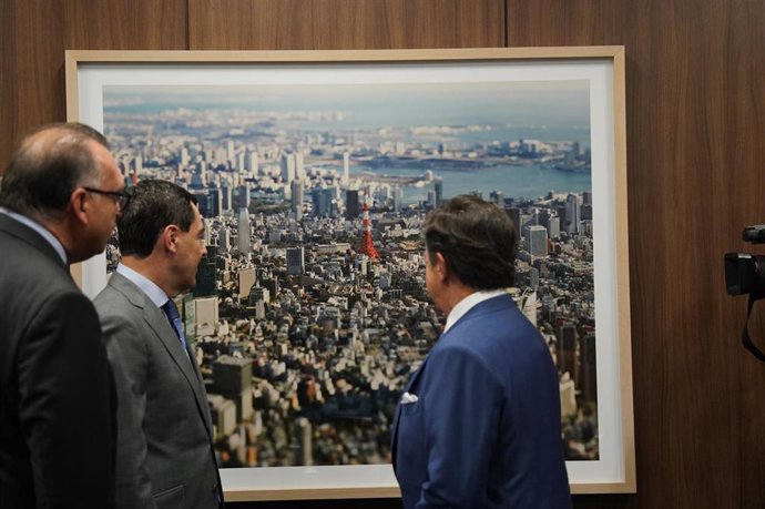 El presidente de la Junta, Juanma Moreno, ha mantenido un encuentro este martes en Tokio con el presidente de la Fundación Japón, Shinya Kurosawa, con el objetivo de colaborar para proyectar la cultura andaluza en el país nipón