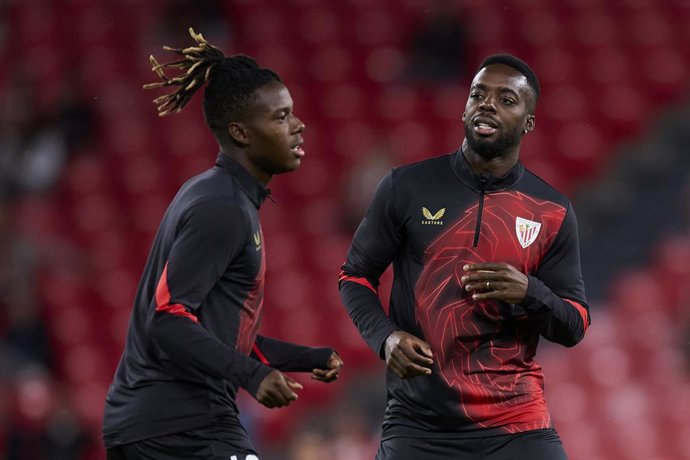 Archivo - Nico Williams and Inaki Williams of Athletic Club warms up prior to the Europa League match between Athletic Club and AZ Alkmaar at San Mames on October 3, 2024, in Bilbao, Spain.