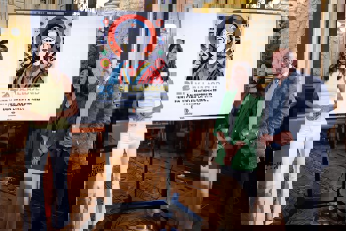 La concejala de Turismo, Eventos y Marca Ciudad, Blanca Jiménez; la autora del cartel, Virginia Guadarrama, y el alcalde de Valladolid, Jesús Julio Carnero, en la presentación del programa las Feria y Fiestas de la Virgen de San Lorenzo 2025.