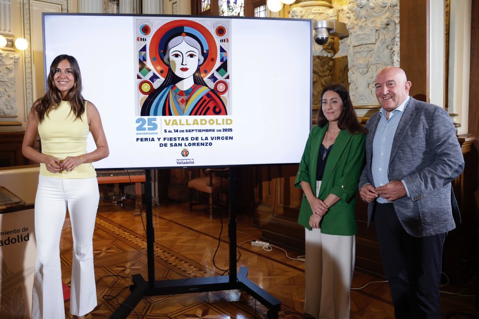 La concejala de Turismo, Eventos y Marca Ciudad, Blanca Jiménez; la autora del cartel, Virginia Guadarrama, y el alcalde de Valladolid, Jesús Julio Carnero, en la presentación del programa las Feria y Fiestas de la Virgen de San Lorenzo 2025.