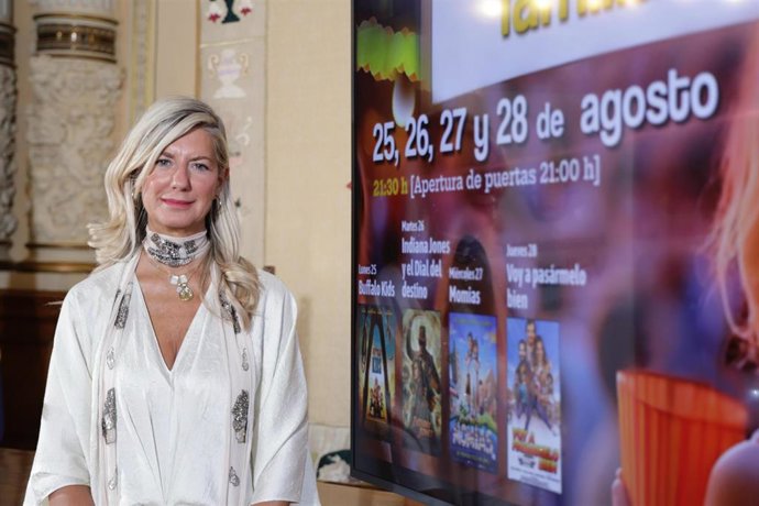 Irene Carvajal presenta el ciclo de cine familiar al aire libre.