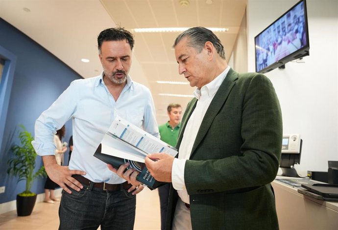 El consejero de la Presidencia, Interior, Diálogo Social y Simplificación Administrativa, Antonio Sanz, en la Agencia Digital de Andalucía (ADA).