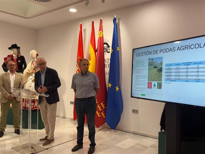 El concejal de Planificación Urbanística, Huerta y Medio Ambiente de Murcia, Antonio Navarro, informa de los datos de restos de poda agrícola recogidos en 2024