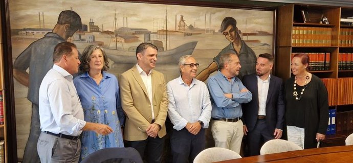 Félix Baragaño (vicepresidente de Femetal); María Jesús García (vicepresidenta); Juan Carlos Campo, viceconsejero de Industria; Antonio Fernandez-Escandon, presidente de Femetal; Fernando Alonso (vicepresidente); José Antonio Menéndez (vicepresidente).