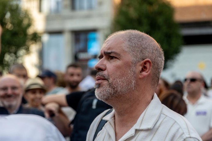 El secretario general de CCOO, Unai Sordo (c), durante una concentración contra el racismo y la xenofobia tras los hechos ocurridos en Torre Pacheco, en la plaza del Callao, a 17 de julio de 2025, en Madrid (España). Esta movilización se produce por parte