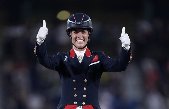Archivo - La amazona británica Charlotte Dujardin celebra su medalla de bronce en los Juegos Olímpicos deTokyo 2020.