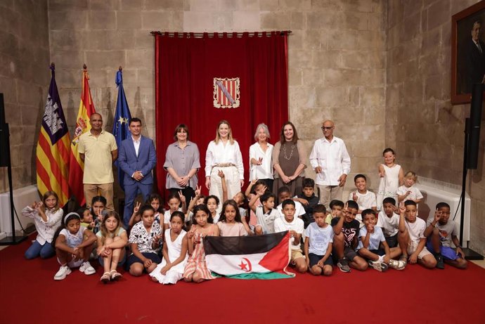 Acto de bienvenida en el Consolat de Mar a los niños saharauis del programa 'Vacaciones en paz 2025'
