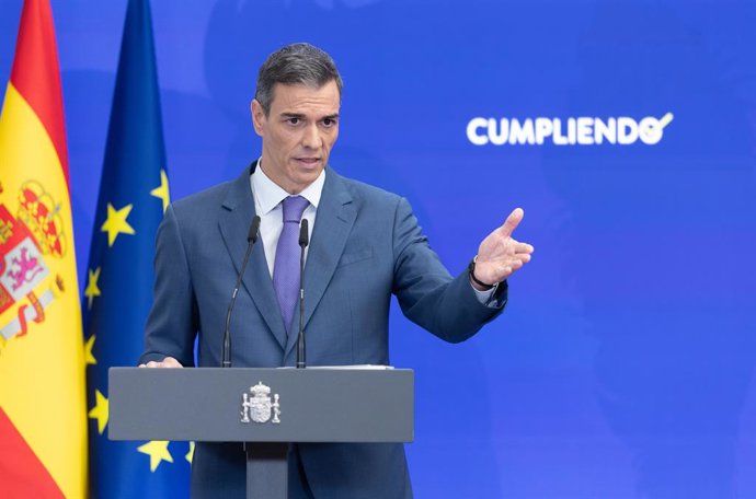 El presidente del Gobierno, Pedro Sánchez, comparece ante los medios de comunicación para hacer balance del curso político, a 28 de julio de 2025, en Madrid (España). Esta fotografía ha sido realizada utilizando la técnica de doble exposición.
