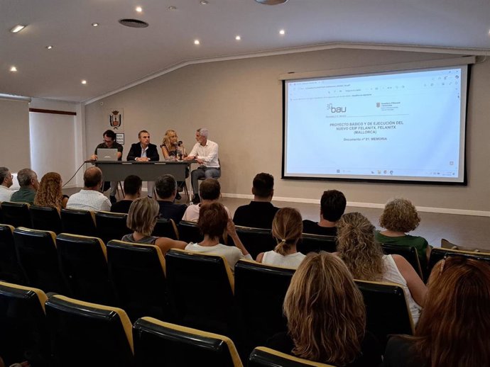 El conseller de Educación y Universidades, Antoni Vera, en la presentación del nuevo CEIP de Felanitx.