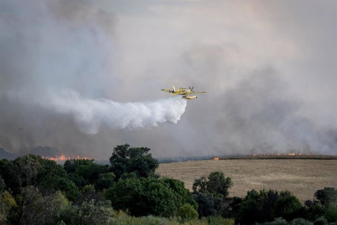 Un hidroavión trata de apagar el incendio, a 17 de julio de 2025, en Navalcarnero, Madrid (España). 