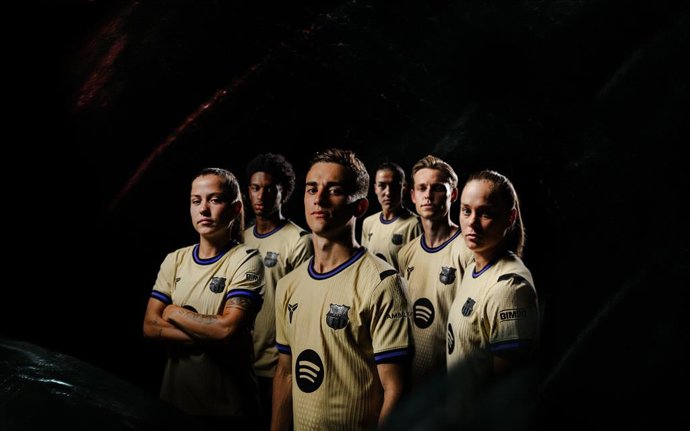 Els jugadors del FC Barcelona amb la nova equipació daurada i morada