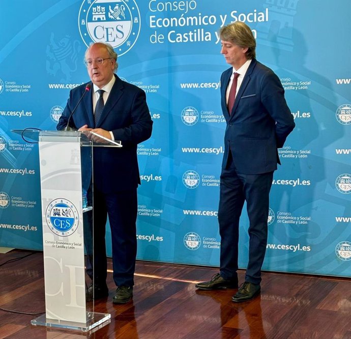 Reunión del secretario autonomico del PSOE, Carlos Martínez, con el presidente del Ces, Enrique Cabero.