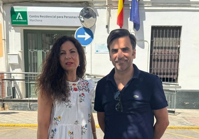 La diputada Ana Ruiz y el portavoz municipal de Vox, a las puertas del centro residencial de mayores de Marchena.