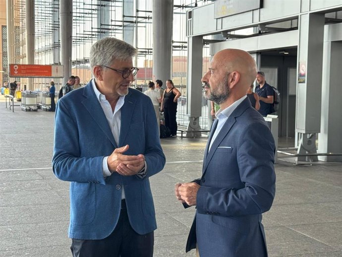 El secretario general del PSOE de Málaga, Josele Aguilar, y el secretario coordinador del Área de Política Institucional del PSOE de Málaga, Francisco Javier Salas