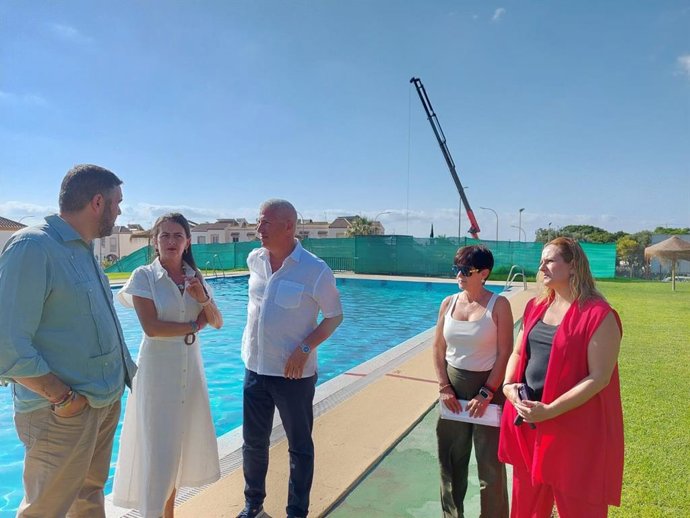 La delegada de la Junta de Andalucía en Almería, Aránzazu Martín, durante la visita a las obras de mejora de la piscina municipal de Huércal de Almería.