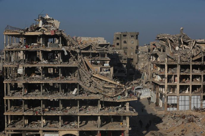 Archivo - Imagen de archivo de edificios destruidos por los bombardeos israelíes en la Franja de Gaza