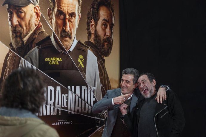 Archivo - Los actoresr Luis Zahera (i) y Karra Elejalde (d) durante la premier solidaria de la película ‘Tierra de nadie’, en el Centro comercial y de ocio MN4. ARCHIVO. 