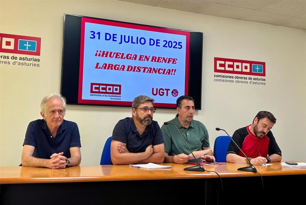 José Alberto Ramos Flecha, miembro del comité de huelga de CCOO; Ignacio Guzmán, responsable del sector ferroviario de CCOO; Francisco Barros, el responsable de UGT del sector ferroviario; y Carlos Cepeda, secretario de la sección sindical de UGT Renfe.