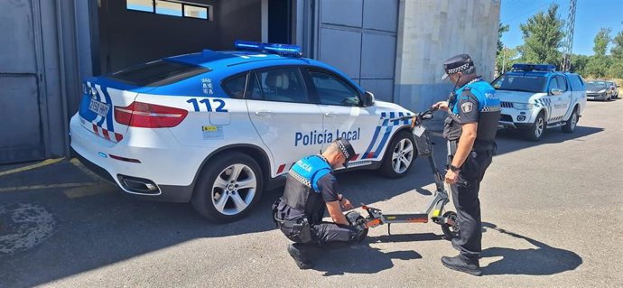 Agentes policiales inmovilizan un patinete eléctrico de una menor que circulaba tras consumir alcohol.