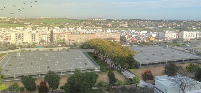 Archivo - Aparcamiento delantero del Hospital de Valme de Sevilla, donde se llevarán a cabo las obras para la ampliación de sus plazas de estacionamiento.