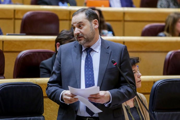 Archivo - Arquivo - O Ministro dos Transportes, Mobilidade e Agenda Urbana, José Luis Ábalos, responde à pergunta sobre os planos do governo para o aeroporto de Palma de Mallorca, durante a segunda sessão de controle realizada no Senado durante esta sessã