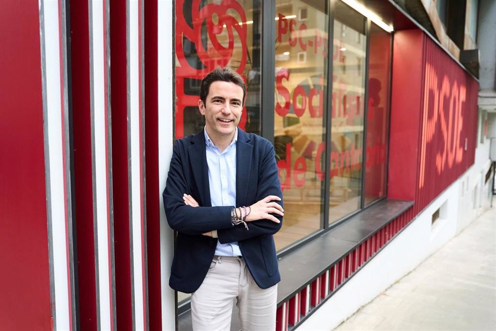 Archivo - El secretario general del PSOE de Cantabria, Pedro Casares, posa para Europa Press, en la sede del PSOE de Cantabria, a 21 de febrero de 2025, en Santander, Cantabria (España). 