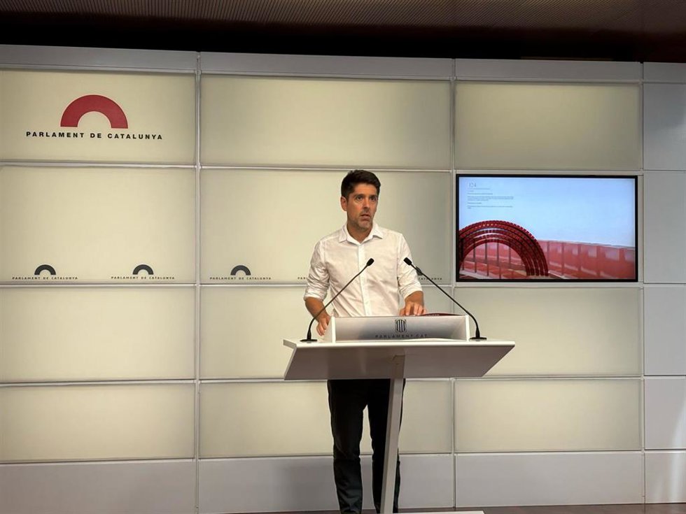 El portavoz de los Comuns, David Cid, en rueda de prensa este martes
