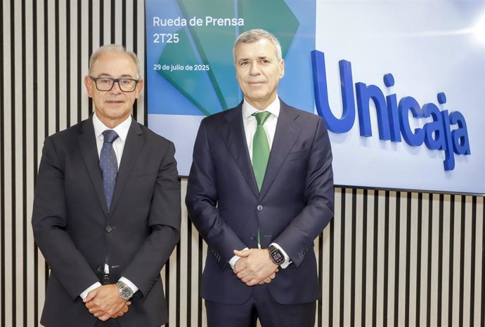 El consejero delegado de Unicaja, Isidro Rubiales (izq), y el director financiero, Pablo González.