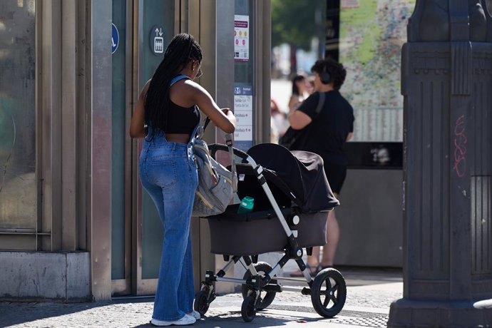 Una mujer con un carrito de bebé, a 15 de julio de 2025, en Madrid (España). Los nacimientos en España han descendido un 38% desde 2008, convirtiéndose en la tercera mayor caída de la Unión Europea solo detrás de Letonia (41%) y Grecia (40%). Los datos ha