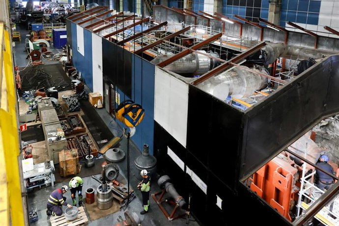 Archivo - Vista general de la sala de turbinas de Aboño.