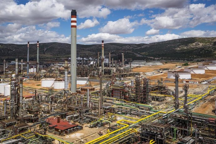 Archivo - Instalaciones de Repsol en Puertollano.