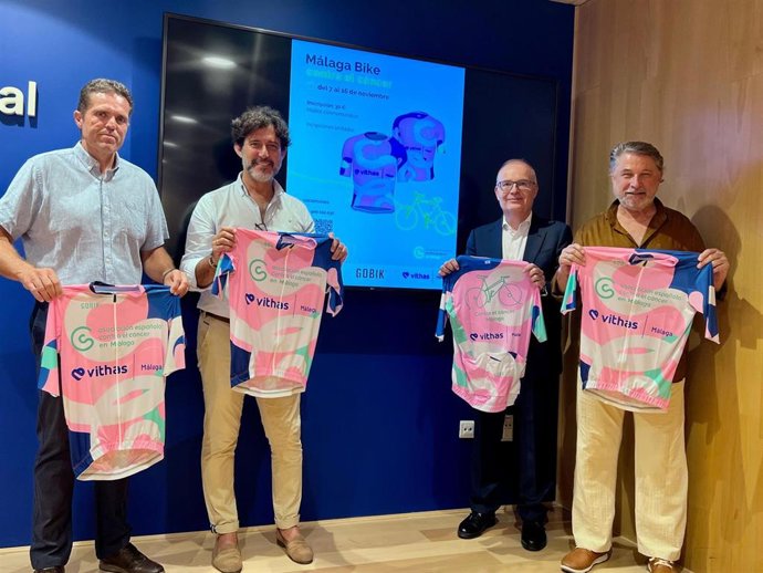 El diputado provincial de Tercer Sector, Francisco José Martín; el presidente de la la Asociación Española Contra el Cáncer, Joaquín Morales; el gerente de Vithas Málaga, José María Baena, y Salvador Jiménez referente de superación del cáncer.