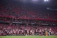 La UEFA sanciona al Athletic Club con 50.000 euros por cánticos e incidentes de su afición
