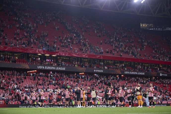 Archivo - Players of Athletic Club reacts during the UEFA Europa League 2024/25 Semi Final First Leg match between Athletic Club and Manchester United at San Mames on May 1, 2025, in Bilbao, Spain.