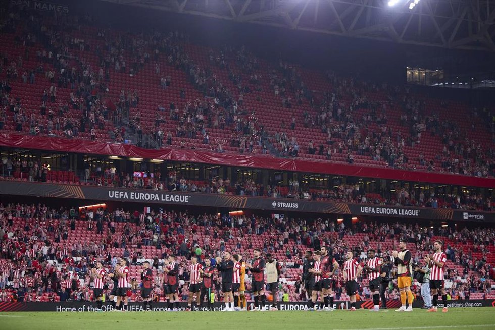 Archivo - Players of Athletic Club reacts during the UEFA Europa League 2024/25 Semi Final First Leg match between Athletic Club and Manchester United at San Mames on May 1, 2025, in Bilbao, Spain.