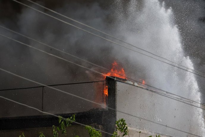 Archivo - RUSSIA, ZAPOROZHYE REGION - JUNE 8, 2025: Smoke rises over the Gidromash plant hit by fire, in the city of Melitopol
