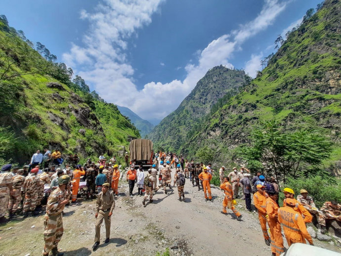 Imagen de recurso de personal de emergencia en una carretera de India.  